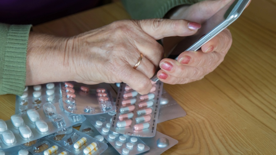 Senior Medication Management: Understanding Polypharmacy in Home Care